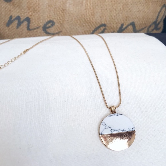 🎀 NEW • Gold & White Circle Marble Necklace • - Picture 2 of 6